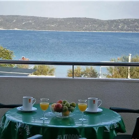 In With Seaview, Balcony, Air Condition, Wifi Lejlighed Sevid