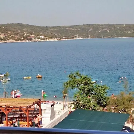 In With Seaview, Balcony, Air Condition, Wifi Apartment Sevid